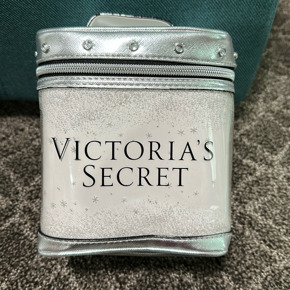 NWT 💄 VICTORIA'S SECRET Metallic Silver/clear Train Case makeup case!